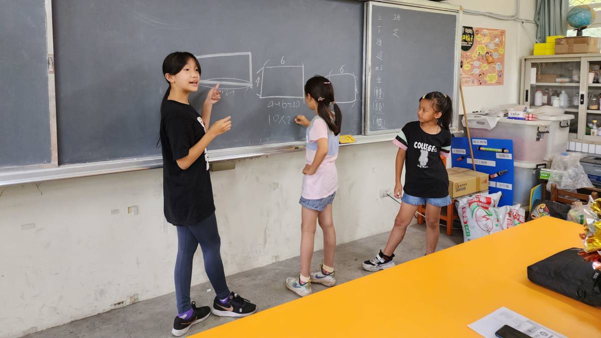 村東國小獨輪車隊沒有駐校教練因此學生自學研究花式技巧和隊型(圖片來源：村東國小提供)