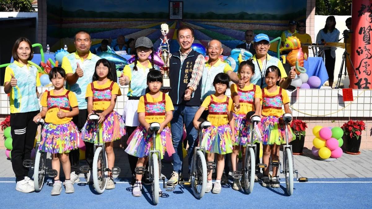 村東國小62週年校慶運動會獨輪車校隊將獎盃獻給學校(圖片來源：村東國小提供)