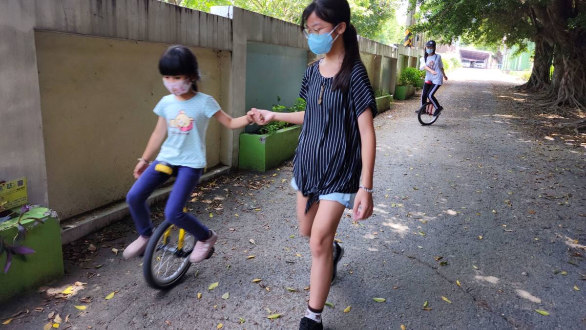 村東國小獨輪車隊高年級學生用心教學弟妹練習(圖片來源：村東國小提供)