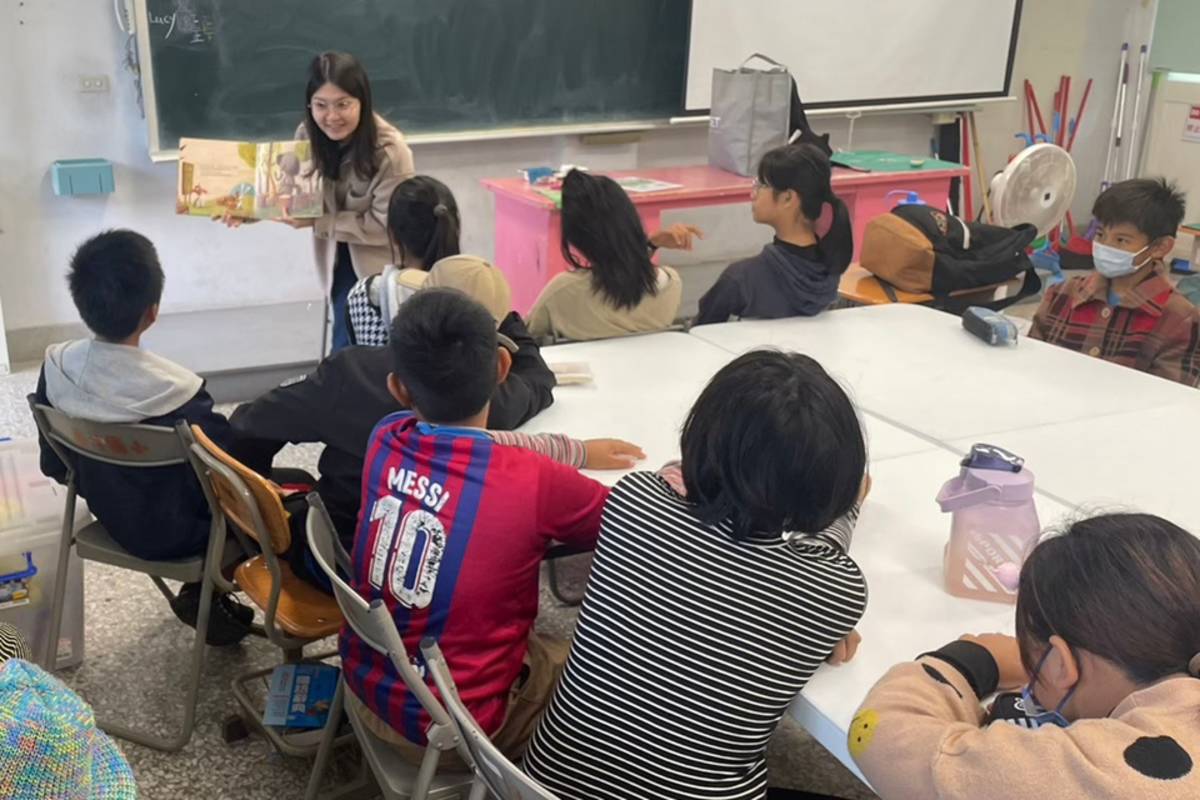 社工與學童繪本互動