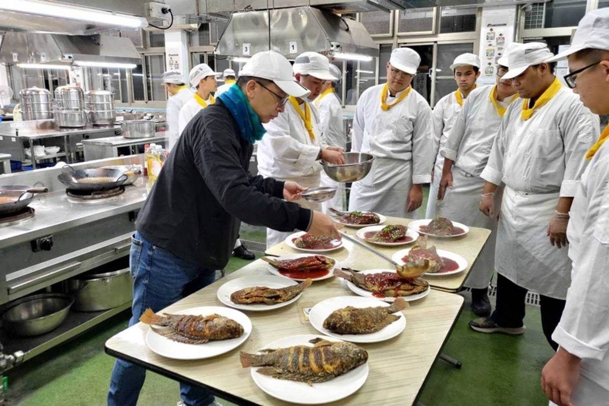 國立成功商水校友會舉辦「商水有愛-寒冬送暖」活動，與餐旅群師長及學弟妹合作辦理餐會，邀家長共襄盛舉，分享學習成果。