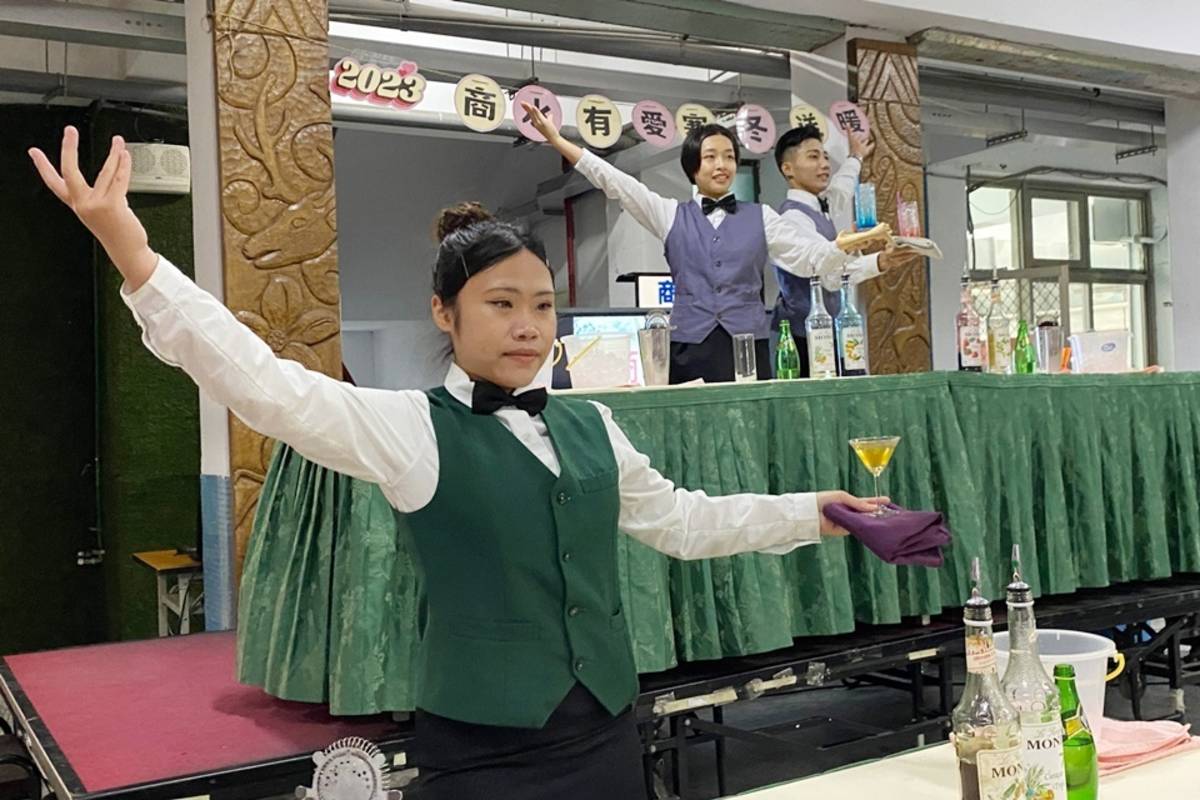 國立成功商水校友會舉辦「商水有愛-寒冬送暖」活動，與餐旅群師長及學弟妹合作辦理餐會，邀家長共襄盛舉，分享學習成果。