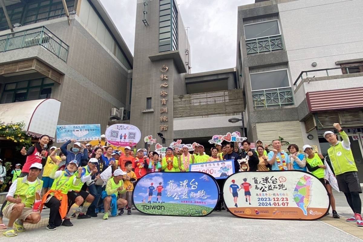 盲人環臺公益路跑抵達臺東牧心智能發展中心，為牧心募集年菜，分送給臺東縣內13家社福團體。