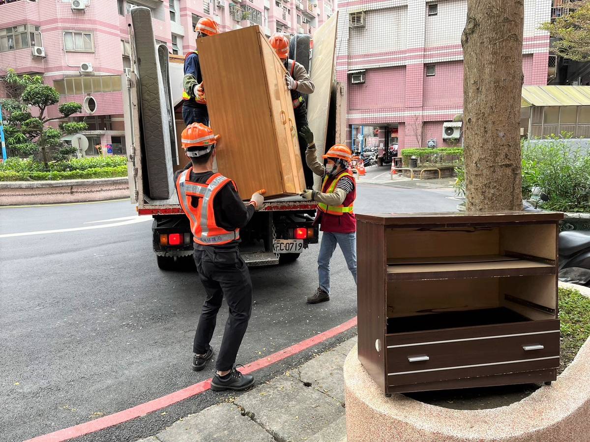 民眾如有清運廢棄大型家具需求 請向各區清潔隊預約 並請遵守約定的時間及放置地點