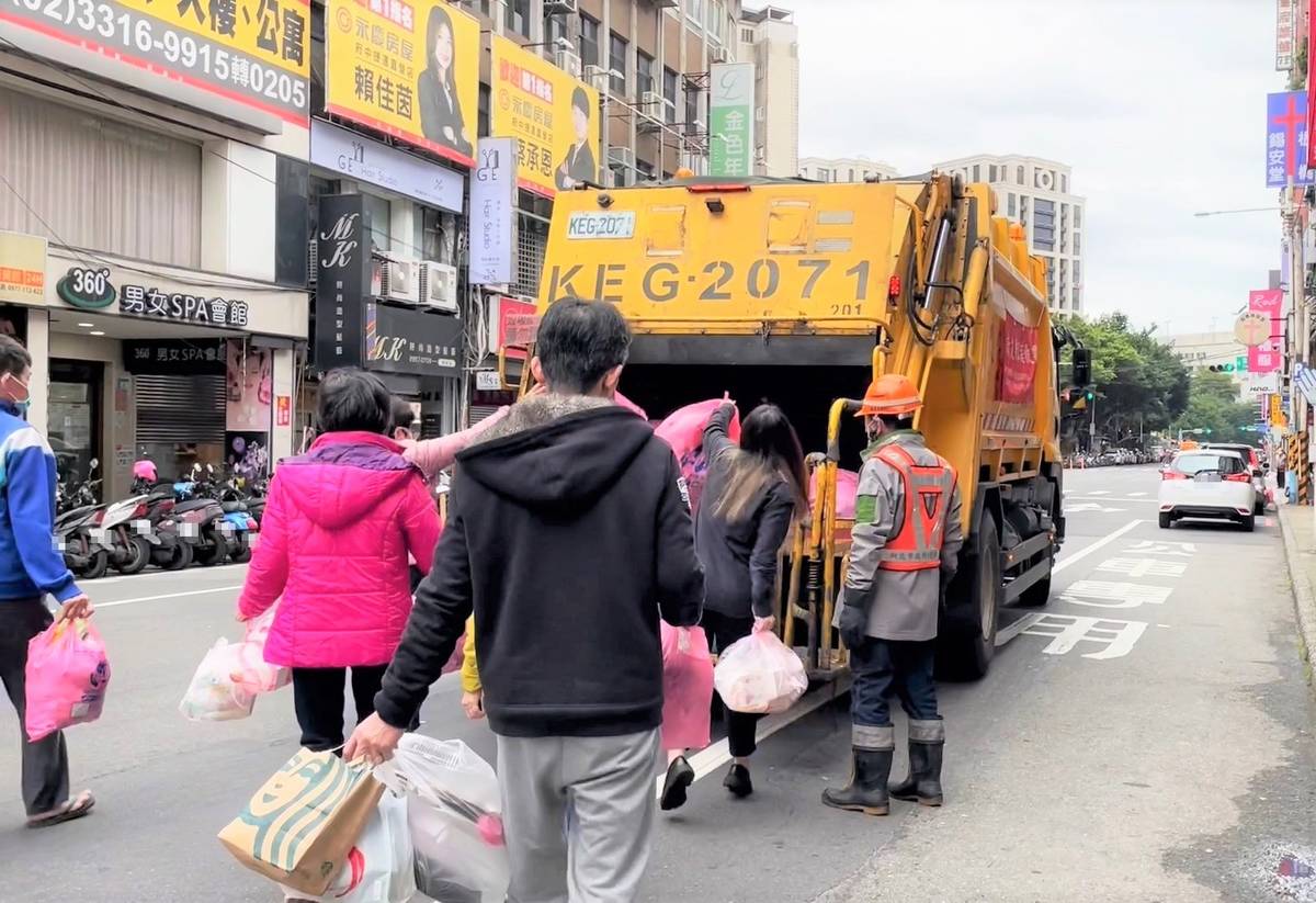 民眾交付垃圾