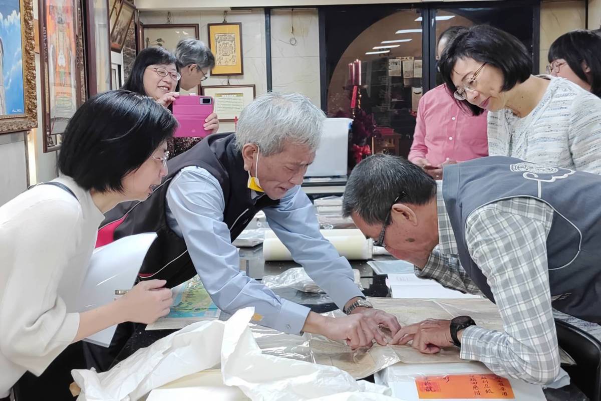 國圖曾淑賢館長與北港朝天宮蔡咏鍀董事長參觀代表性典藏文獻