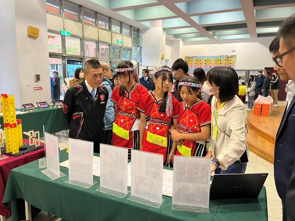 微星科技協理簡文哲(左1)參觀成果發表攤位展