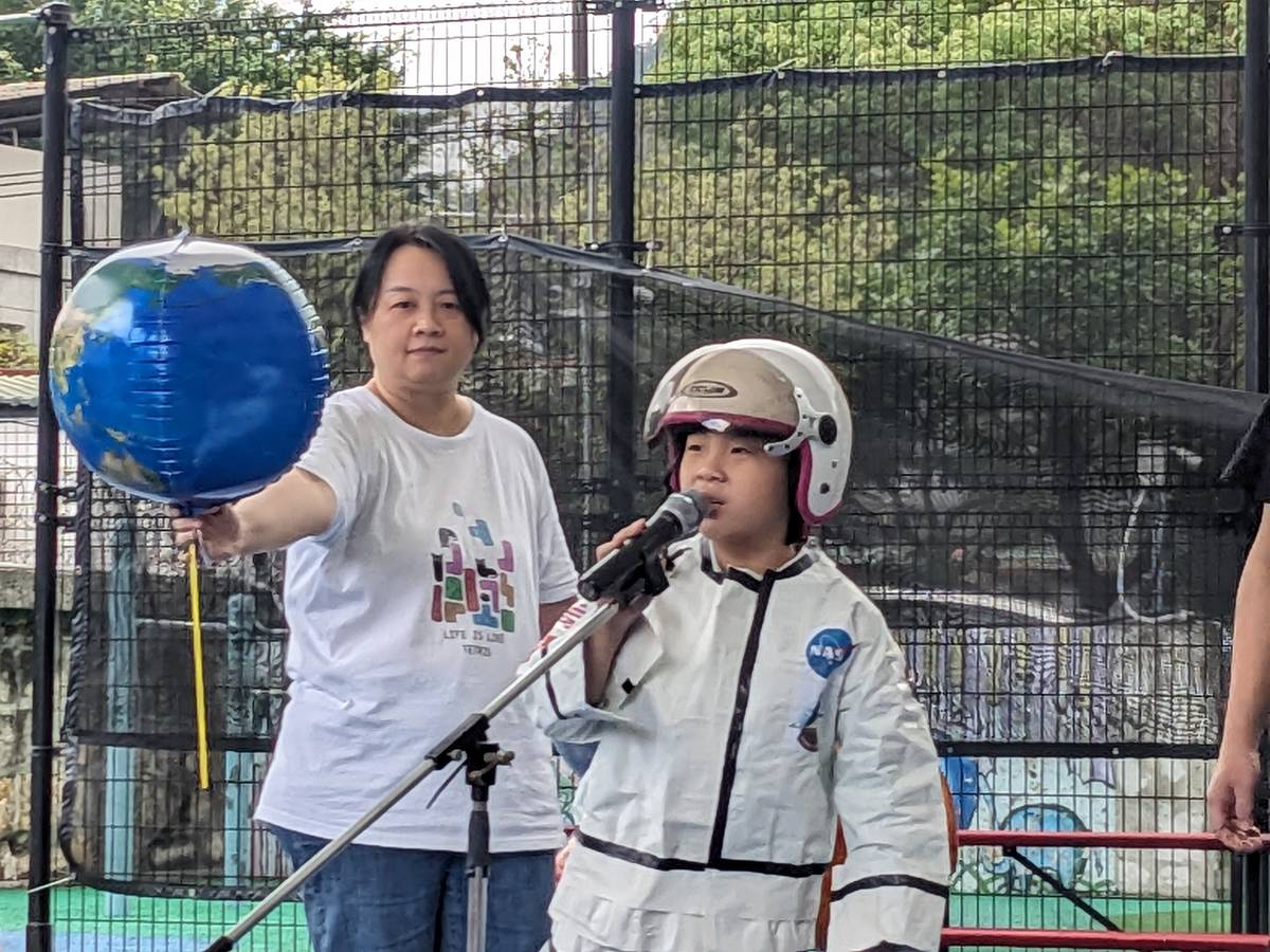 學生裝扮成太空人，運用行星氣球精闢介紹太陽系裡的八大行星

