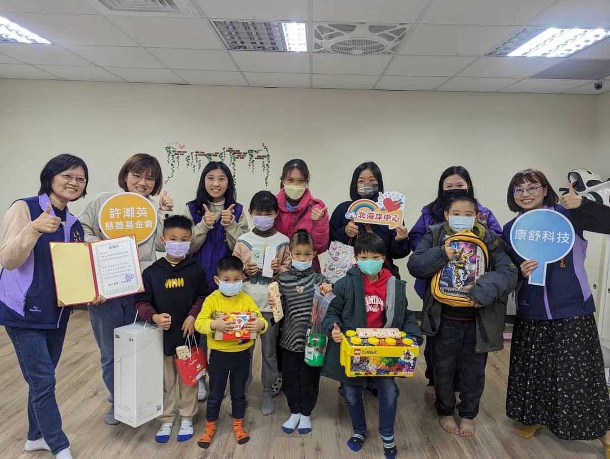許潮英基金會與康舒科技幫助北海岸弱勢兒少圓夢++每位小朋友在過年前夕都獲得一樣禮物