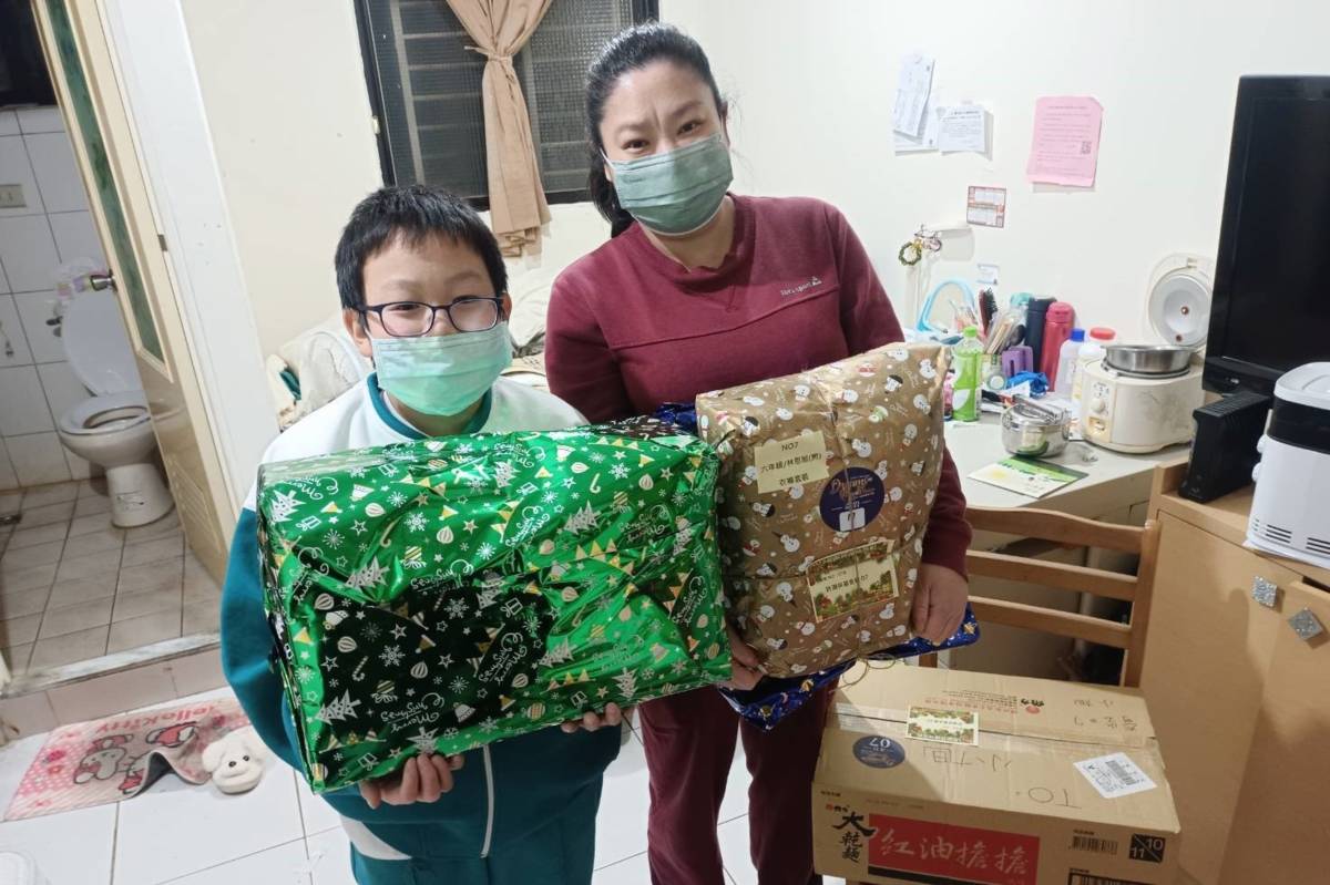 小旭和媽媽收到兩大包套裝衣物和食物