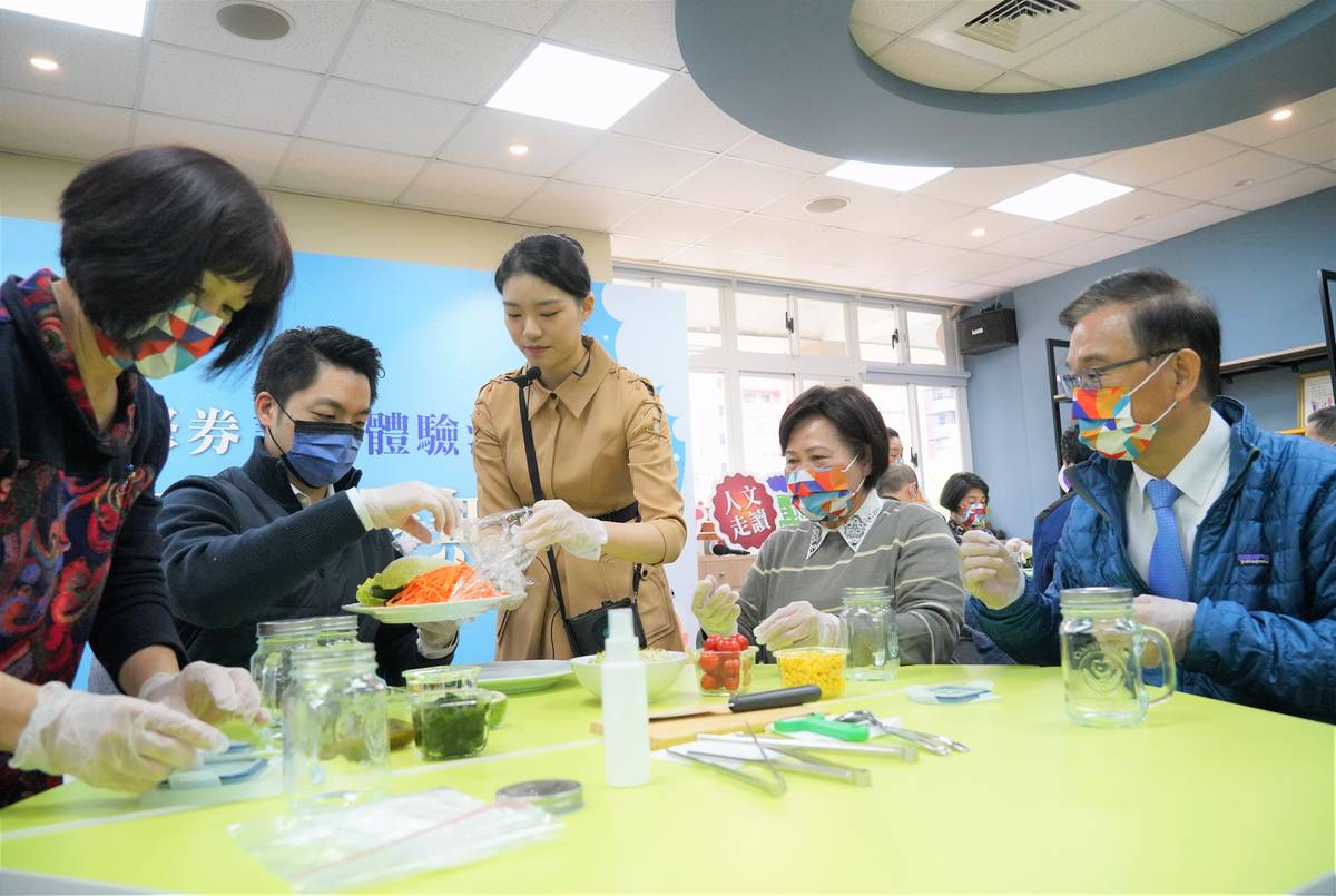 臺北市目前已有69處樂齡學習據點，全年合計開設超過5千場課程、20多萬學習人次
