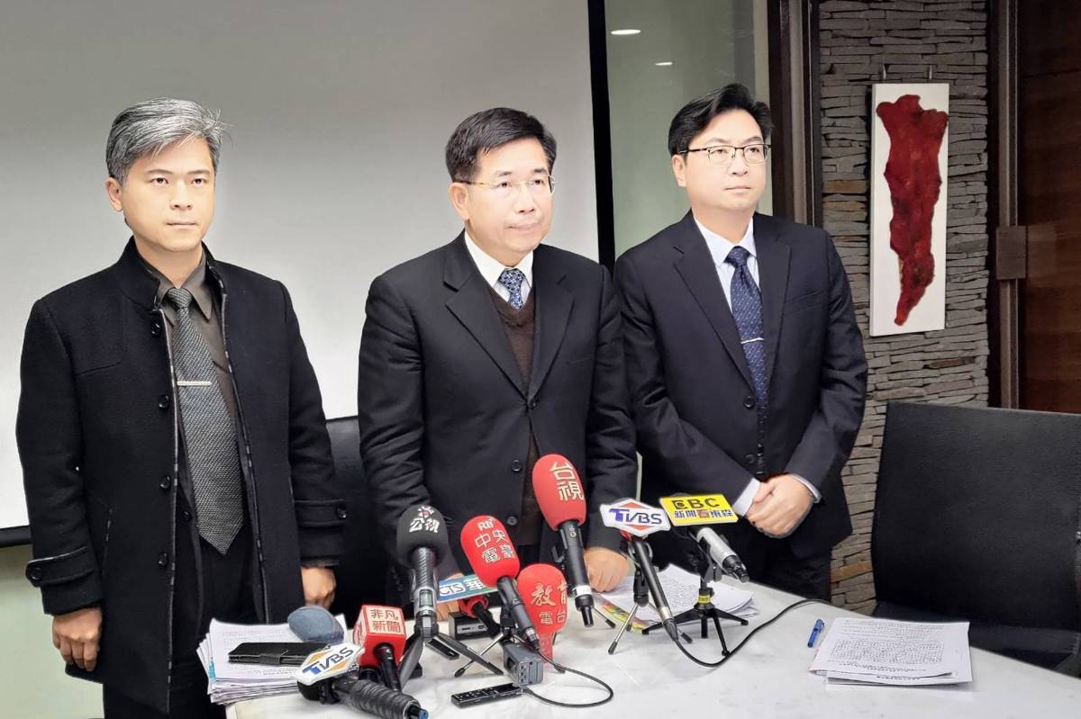 (左起)國教署署長彭富源,教育部部長潘文忠,教育部主秘廖興國 