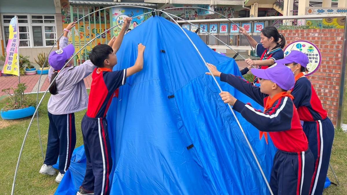 學生團隊合作搭建帳篷（圖源：重光國小）