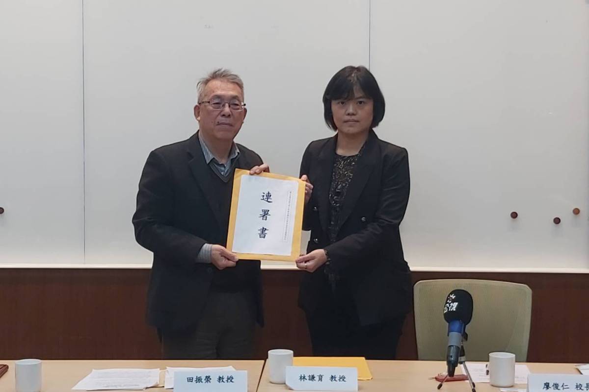 臺師大工教系系友代表、中華科技大學校長田振榮(左)向教育部代表遞交連署書。