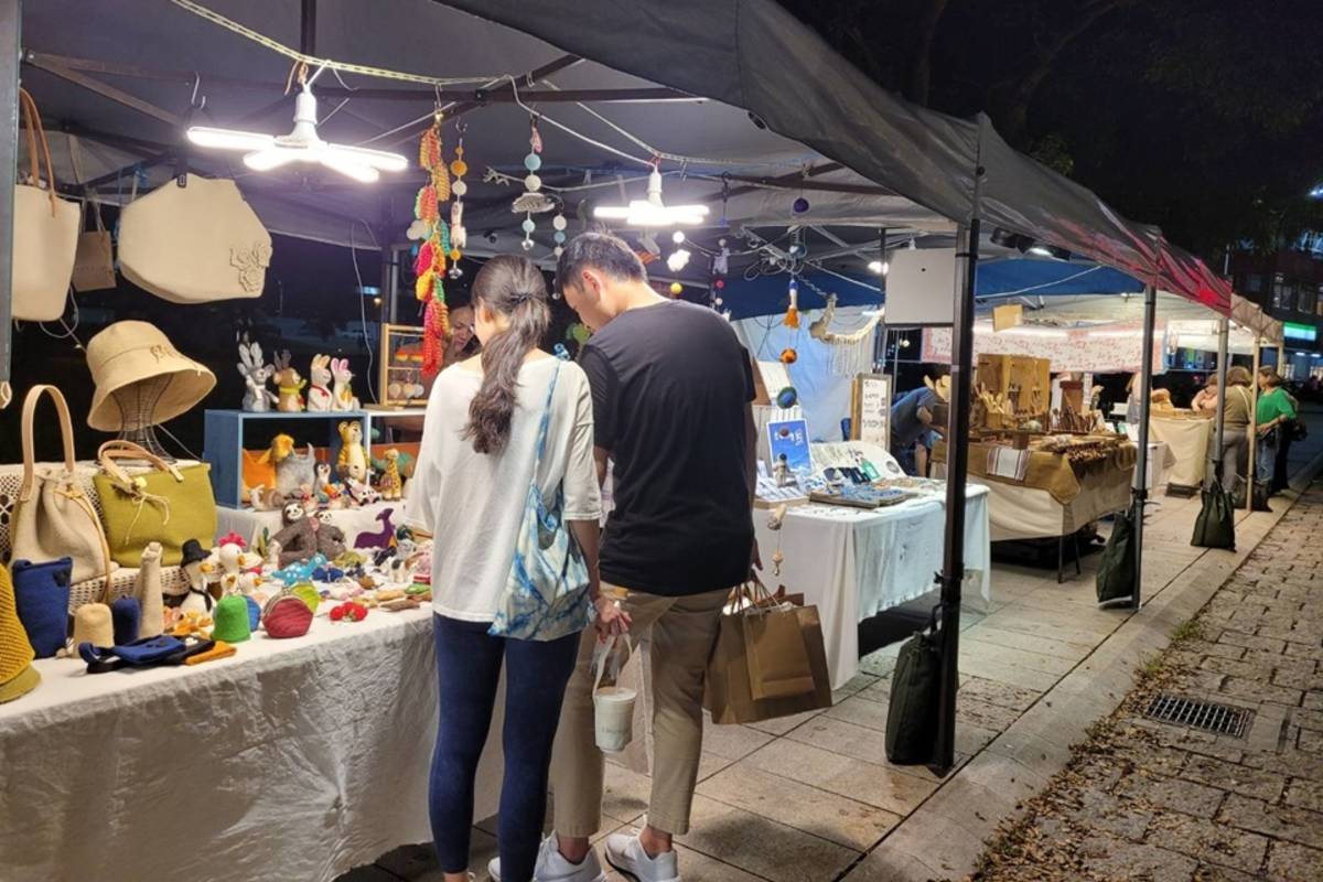 鐵花新聚落徒步區市集今年透過公開招商的方式委外經營，但租金大幅調漲，引發攤商不滿。