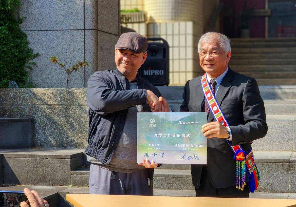 世新大學「全媒體原住民專班」啟動招生，校長陳清河(右)與金鐘獎動畫團隊冉色斯動畫公司簽署產學合作 (世新提供)