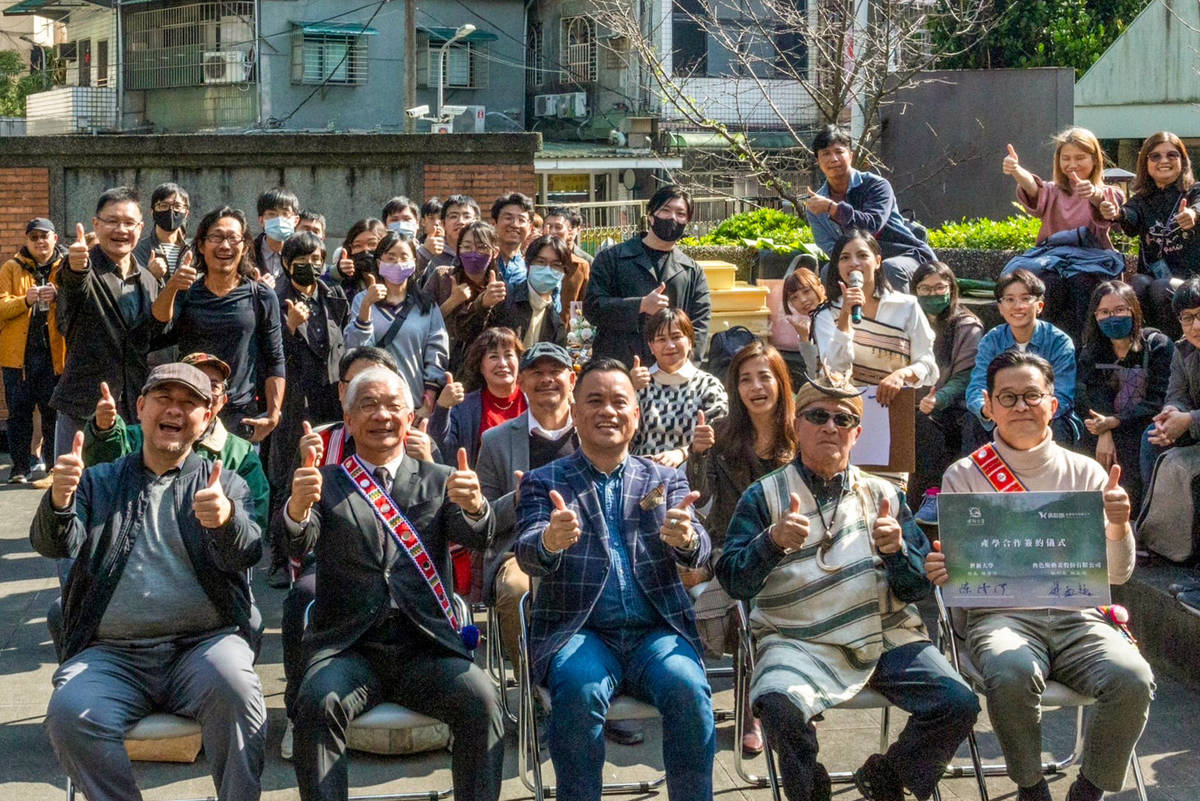 世新大學與冉色斯動畫公司簽署產學合作，校內原民學生齊聚同感期待 (世新提供)