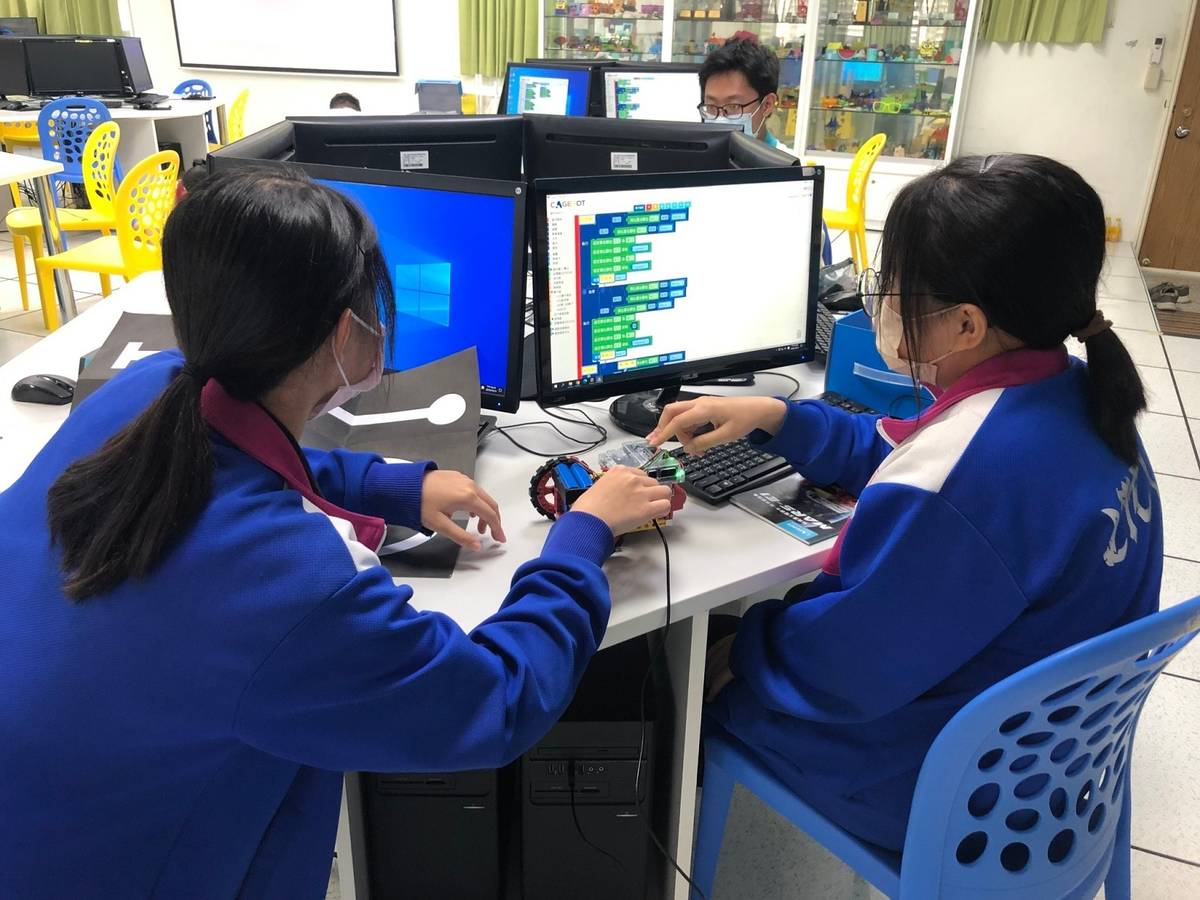 羅東高商學生進行機器人組裝與測試