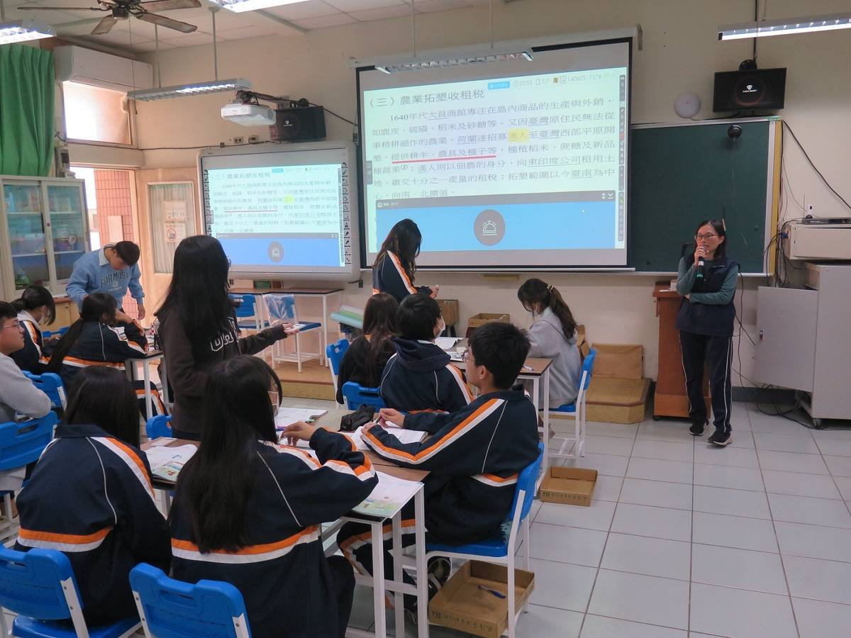國立苑裡高中運用即時反饋創新教學系統進行教學