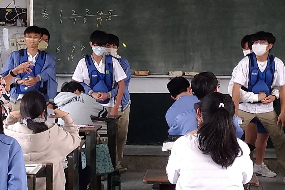 國立嘉義高商學生模擬練習操作哈姆立克訓練背心
