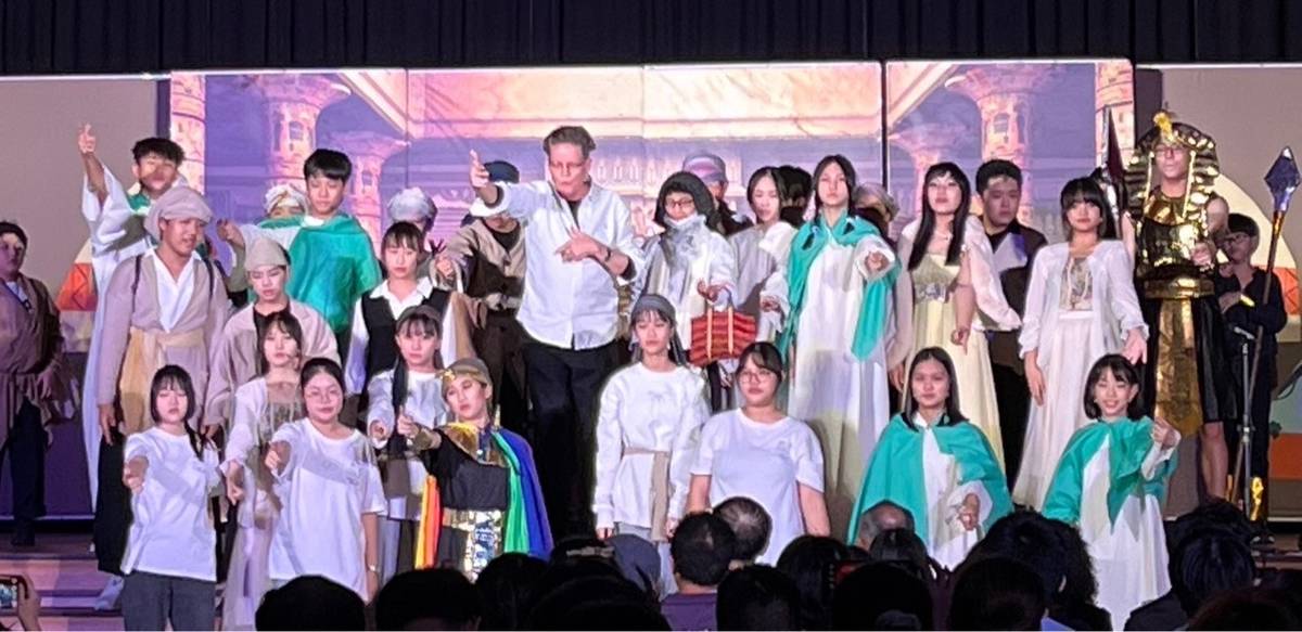 海星中學戲劇演出,劇名Joseph and theDream Coat(中間白襯衫男士為戲劇指導外籍英文教師江偉寧)