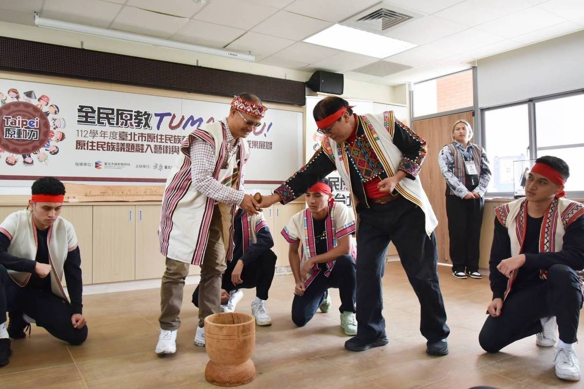 與會來賓體驗原住民舞蹈