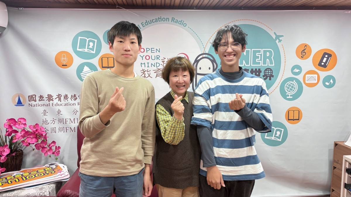 東大幼教系新生應航(左)、韋傑(右)和劉凱老師分享台東慢生活