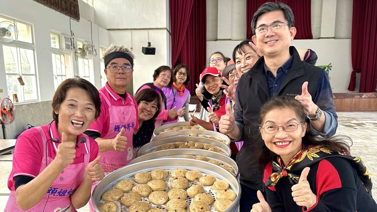愛的連結進入校園，饅頭姊姊和饅頭哥哥越付出越感恩。初鹿國小校長何錦尚（右站立者）與志工，開心做饅頭。
