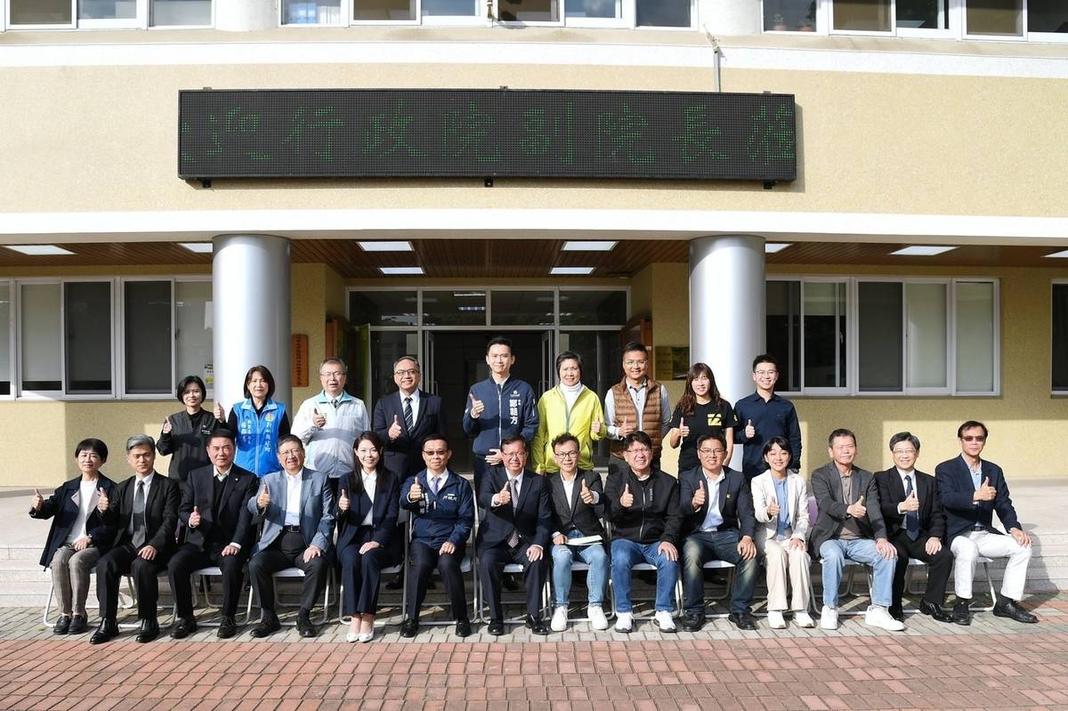 行政院副院長鄭文燦訪視國立新竹科學園區實驗高中，針對竹苗地區人口增加，高中入學塞車問題進行評。(行政院提供)