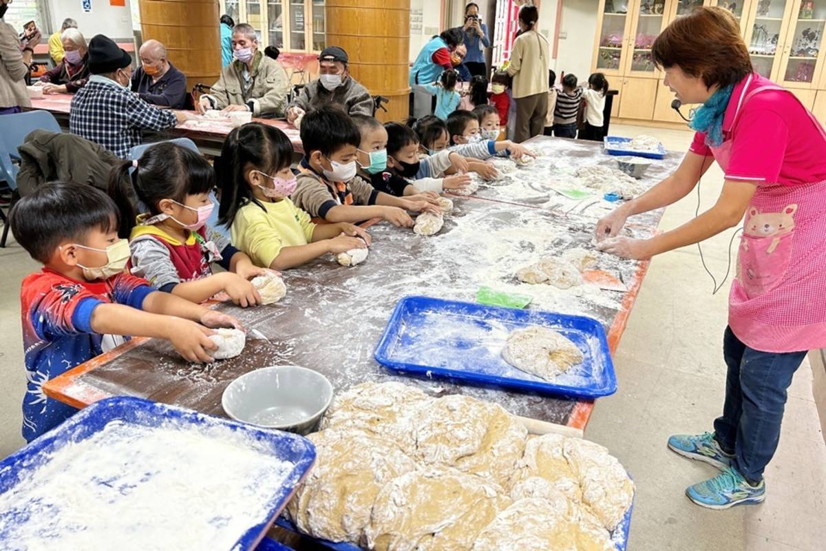 饅頭夫妻林波、靳寶儀環島送愛，今(9)日前往臺東馬蘭榮家，教長輩及家區內小鯨鯊幼兒園學童製作饅頭。