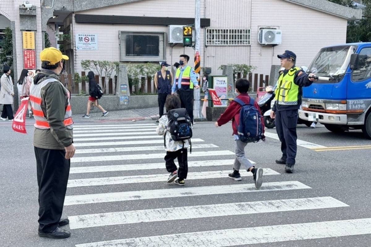 臺東縣警察局臺東分局規劃護童專案勤務，強化校園安全。
