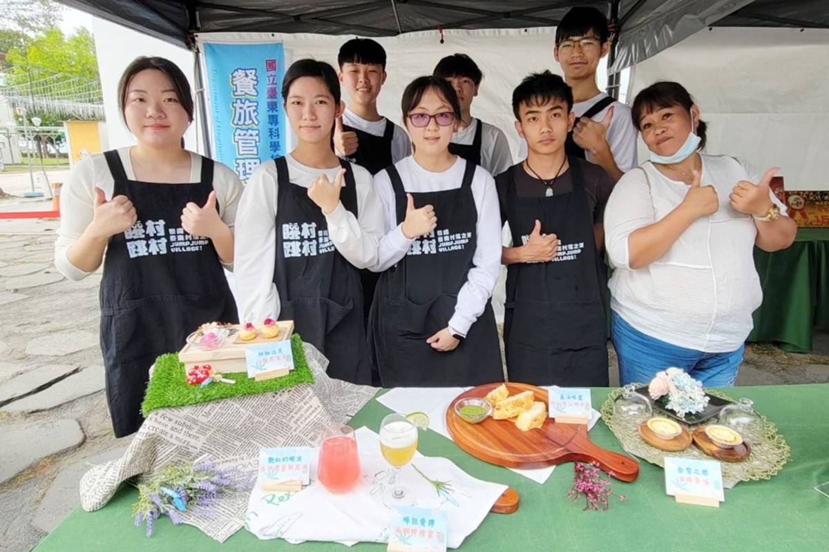 臺東專科學校餐旅管理科學生與南迴部落媽媽們合作，共同運用當地特色食材研發精緻下午茶餐點。