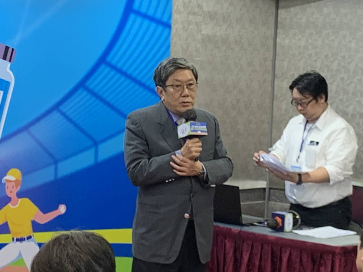台灣疫苗推動協會榮譽理事長李秉穎醫師致詞
