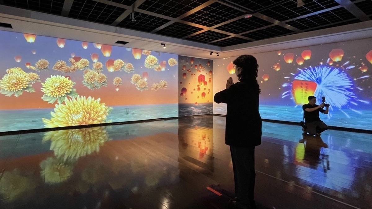 「請眾仙迎神.宮廟藝術展」五樓「祈願之地」，逢甲大學建築專業學院鄭月妹位教授，以擴增實境「放天燈」Web-AR互動設計，建構了一個讓民眾體驗互動科技與數位藝術的5 G視覺場域。