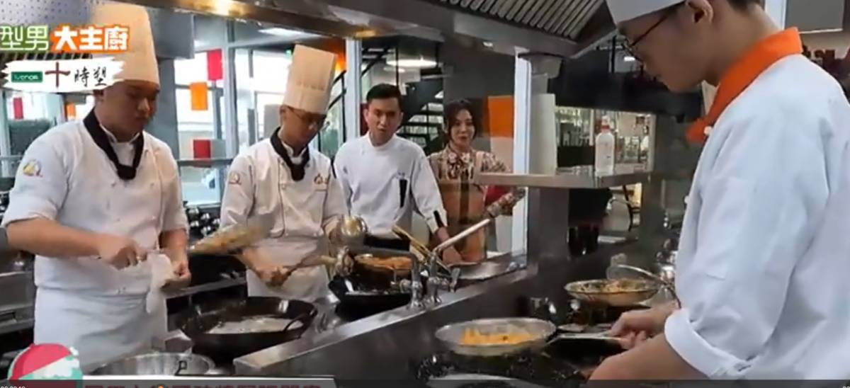 醒吾科大餐旅系學生擔任《型男大主廚》大廚小幫手 (醒吾科大提供)