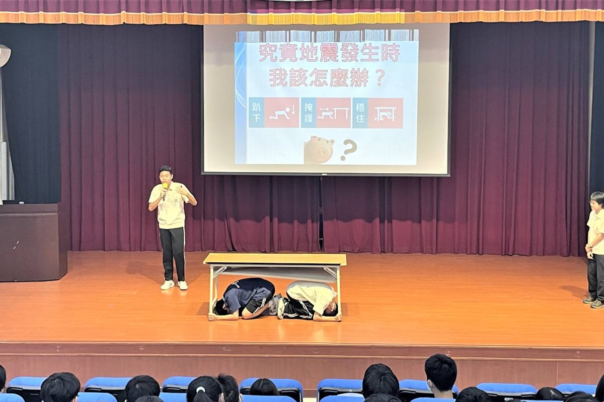 學生演示地震地震保命3步驟「趴下、掩護、穩住」