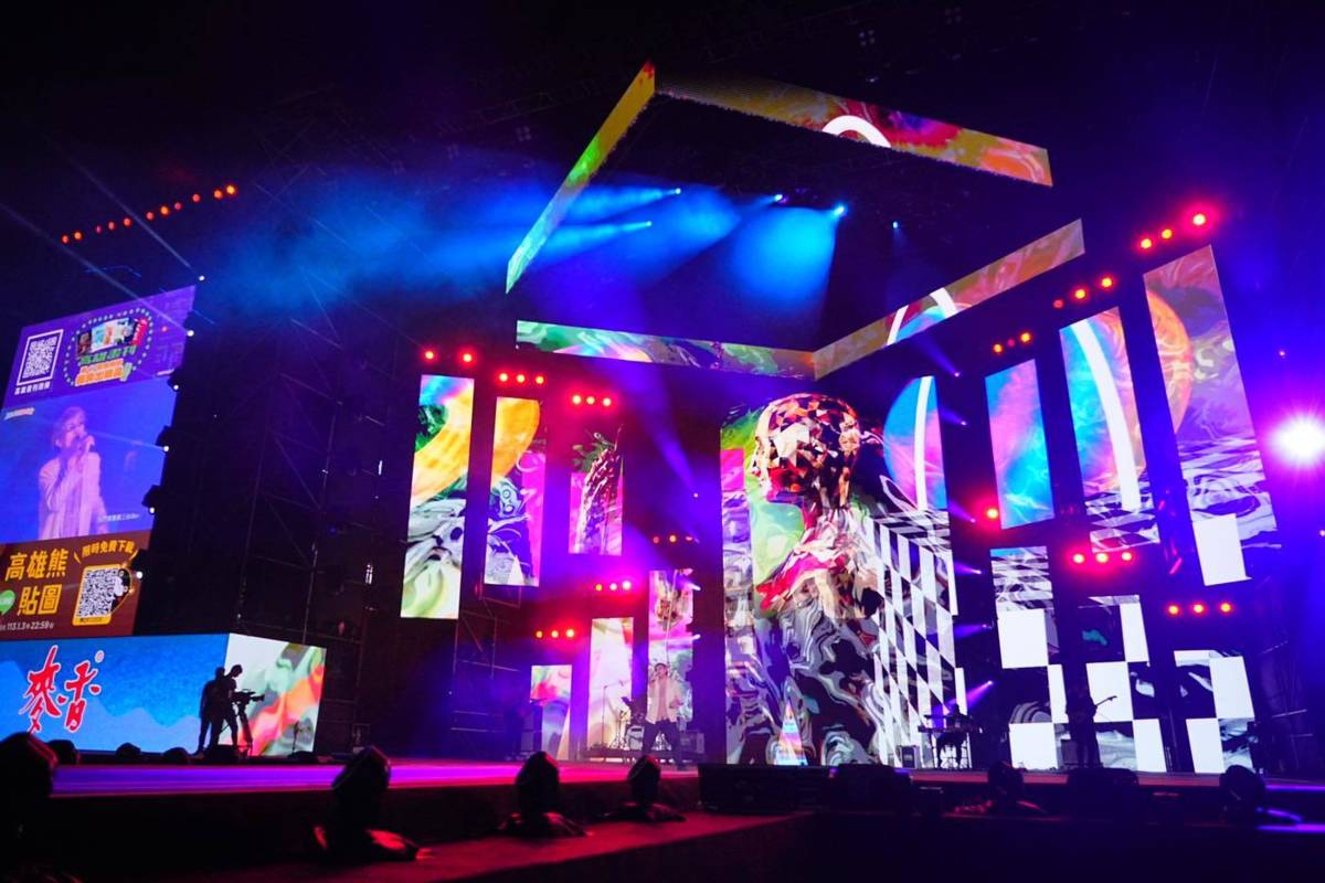 南臺科大流音系「NeaR Band 你家附近的阿伯」樂團登上2024高雄跨年晚會大舞台情形。
