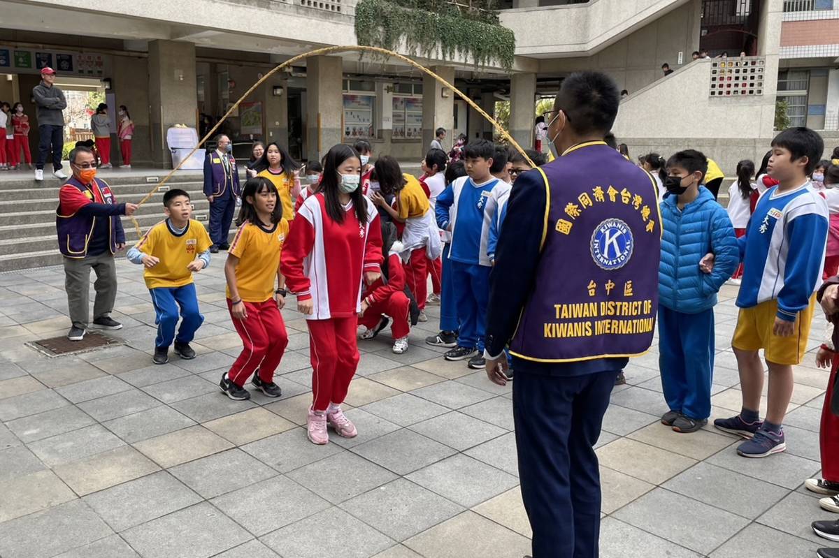 臺中港女同濟會贊助臺中市清水區大秀國小同幼社將近十年，今年特別安排有趣的古早味童玩闖關活動。