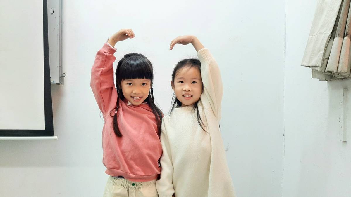 明道幼兒園學童（左起）蕭瑄妤、林宣伶