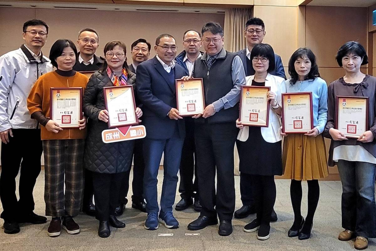 新北市成功國小等10校積極推動國際教育課程榮獲全國獎項肯定，引領學生接軌全球。
