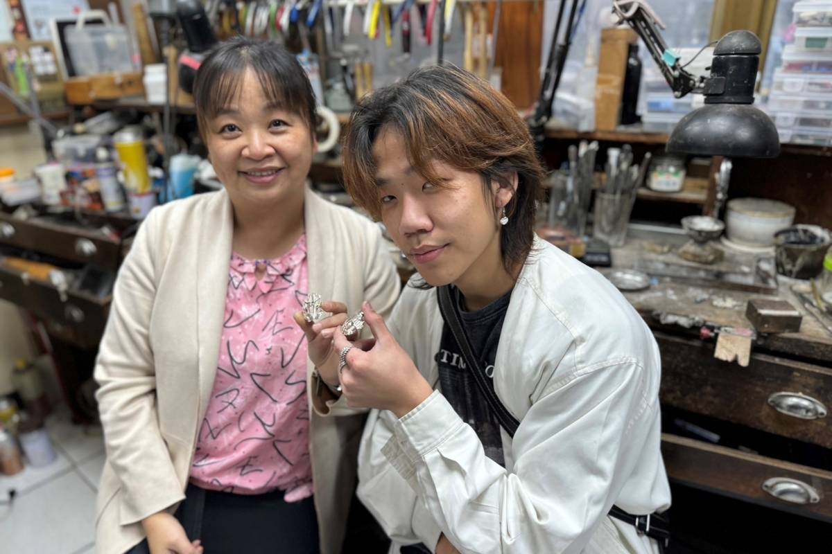 唯一母子檔一起參賽，精品工藝組(高中職組)第一名的鶯歌工商林易星同學(右)與媽媽林靜憶(左)
