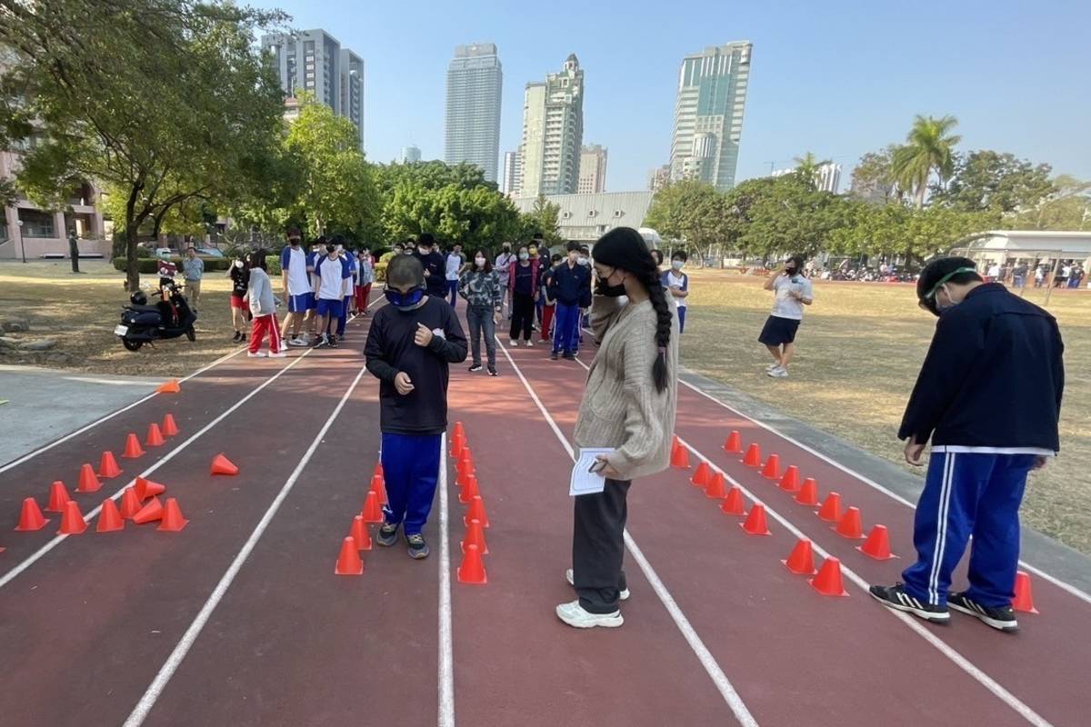 學生配戴特殊3D眼鏡，體驗酒醉上道的危險