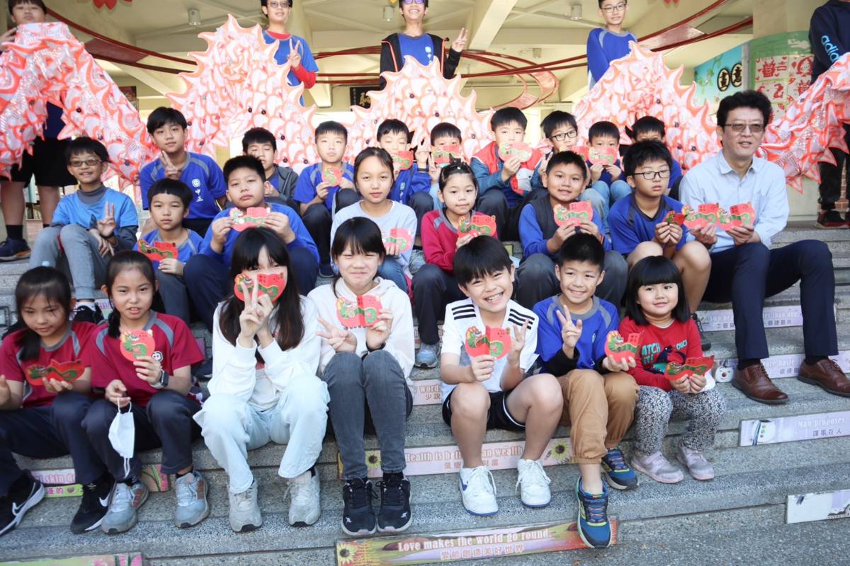 高市中正國小收龍年小紅包 謝文斌局長向小學生拜早年
