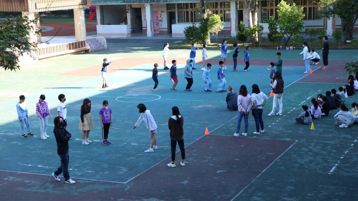111學年度健康體位績優學校-優等-新北市汐止區長安國民小學-體育競賽

新北市汐止區長安國民小學於111學年度榮獲健康體位績優學校優等的殊榮。學校致力於推廣各項健康教育，從生活中落實，並邀請校園周邊社區、商家一同配合學生的健康促進計畫，期盼能夠達到學生自發性注意自身健康飲食，也依照學生的家庭背景調整相應的健康體位計畫，使每位學生及家人均能共同響應，全員落實各項健康促進生活習慣，增進健康。

採訪：新北市汐止區長安國小包志強校長

