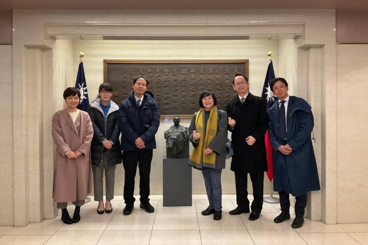 與臺北駐日經濟文化代表處人員合影。(國臺圖提供)