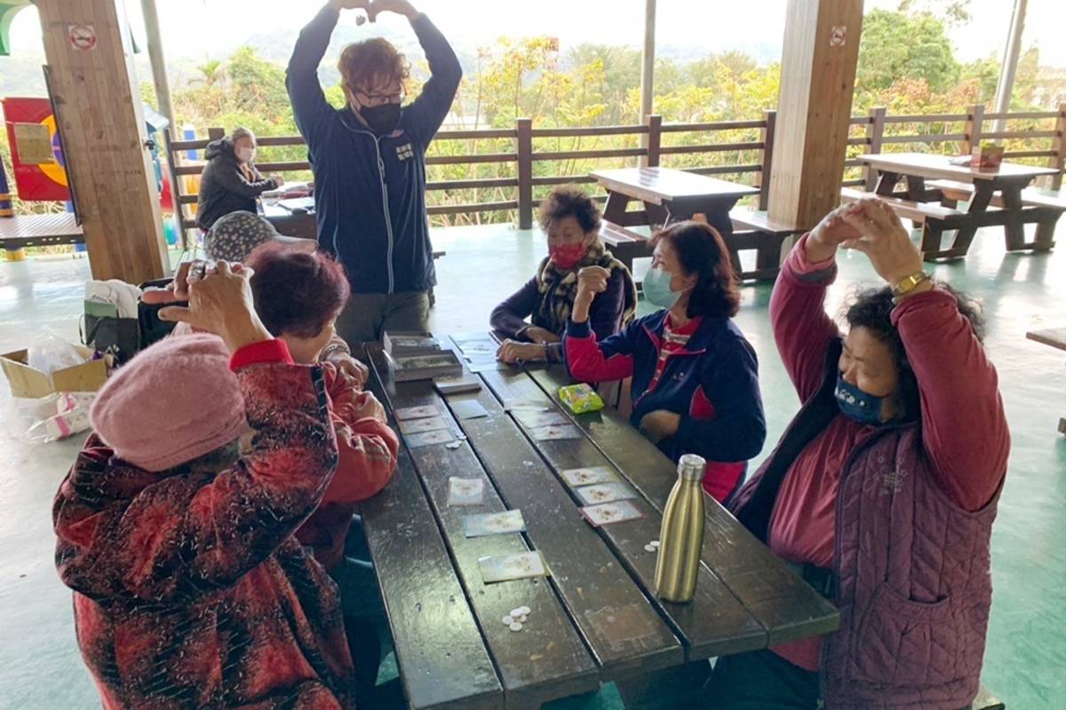 臺東監理站結合桌遊推廣，提升高齡者交通安全意識、降低交通事故率。