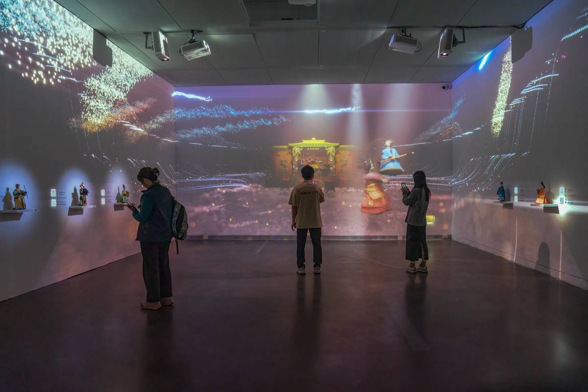 《擴散耦》展場作品《未來布袋戲劇場》，讓參觀者變成布袋戲操偶大師，用眼神或手指感應布袋戲操偶，體驗科技藝術展演。(高美館提供)