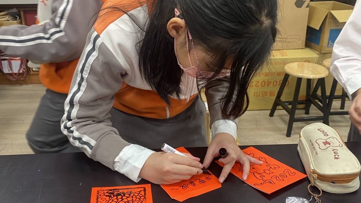 民安國小藝術課程第一手現場，這堂課程是透過版畫概念，讓學生可以複印，讓他們做跟節慶有關的紅包袋，課程希望帶給學生體會到，藝術是可以真正跟生活有所結合。(記者蘇瑞雯拍攝)