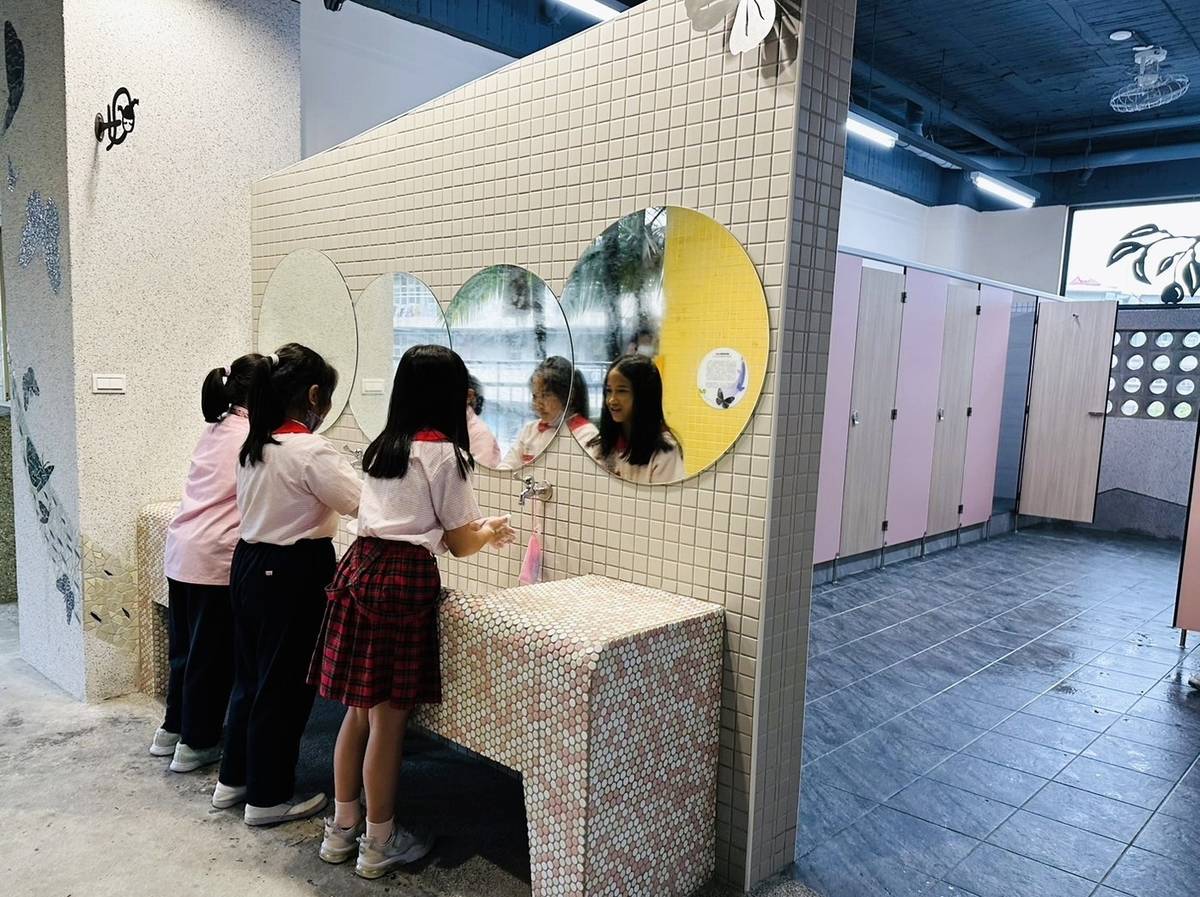 學生開心的使用嶄新廁所