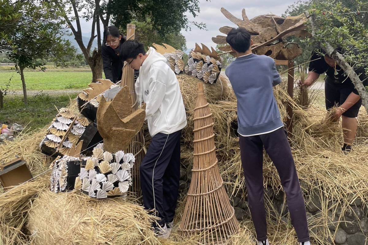 關山工商學子齊力創作 稻稈祥龍新年獻祝福